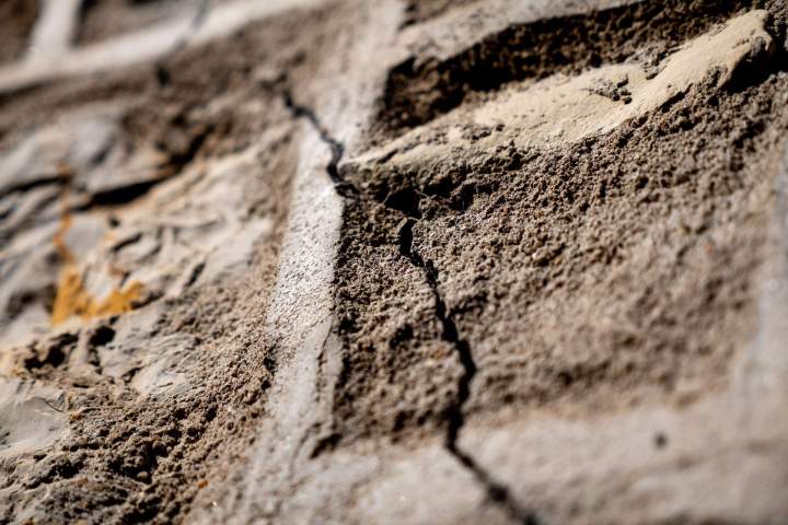 Je résous les problèmes de fissures pour une maison solide.